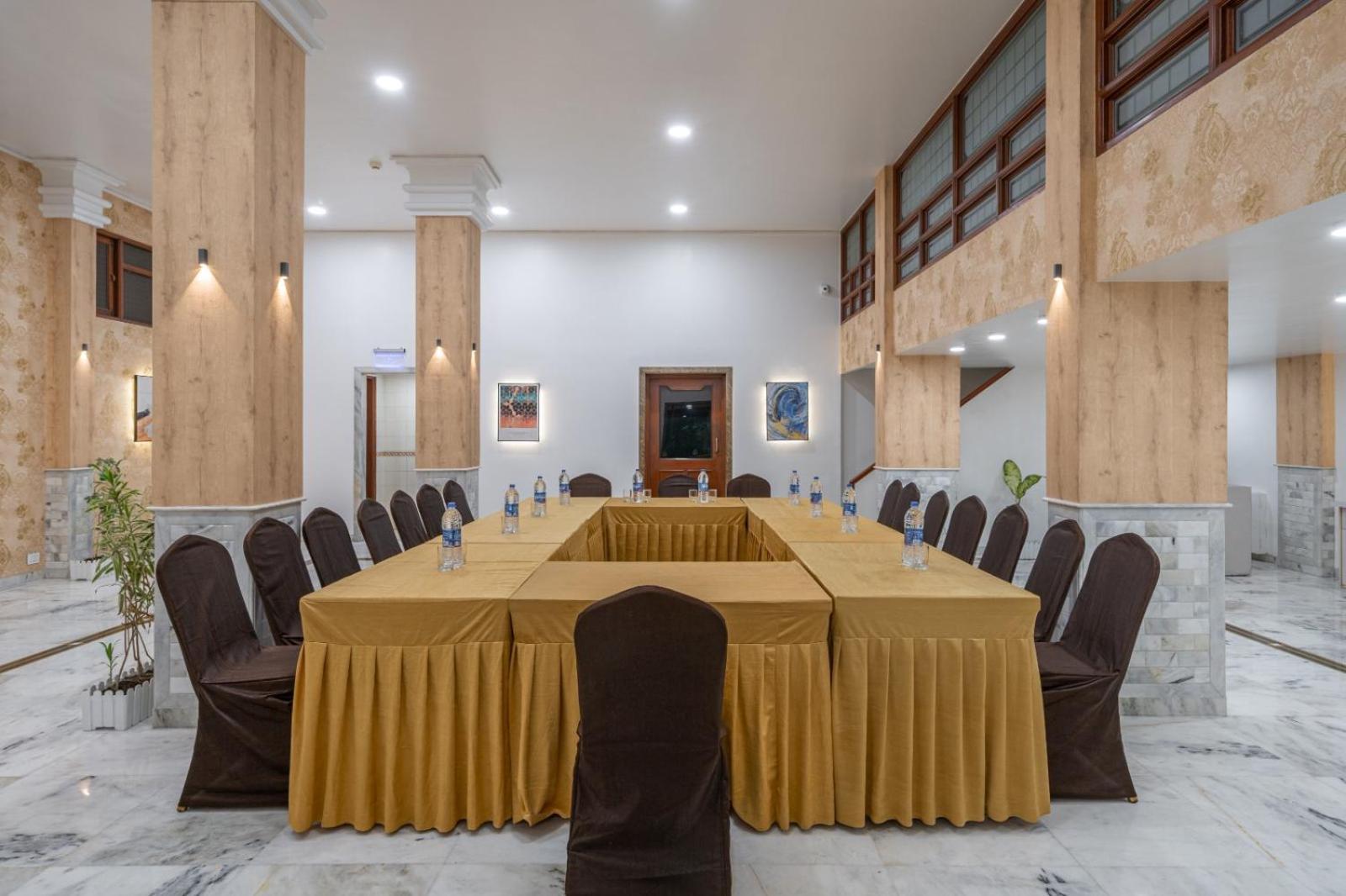 Hotel Apex Surat Buitenkant foto