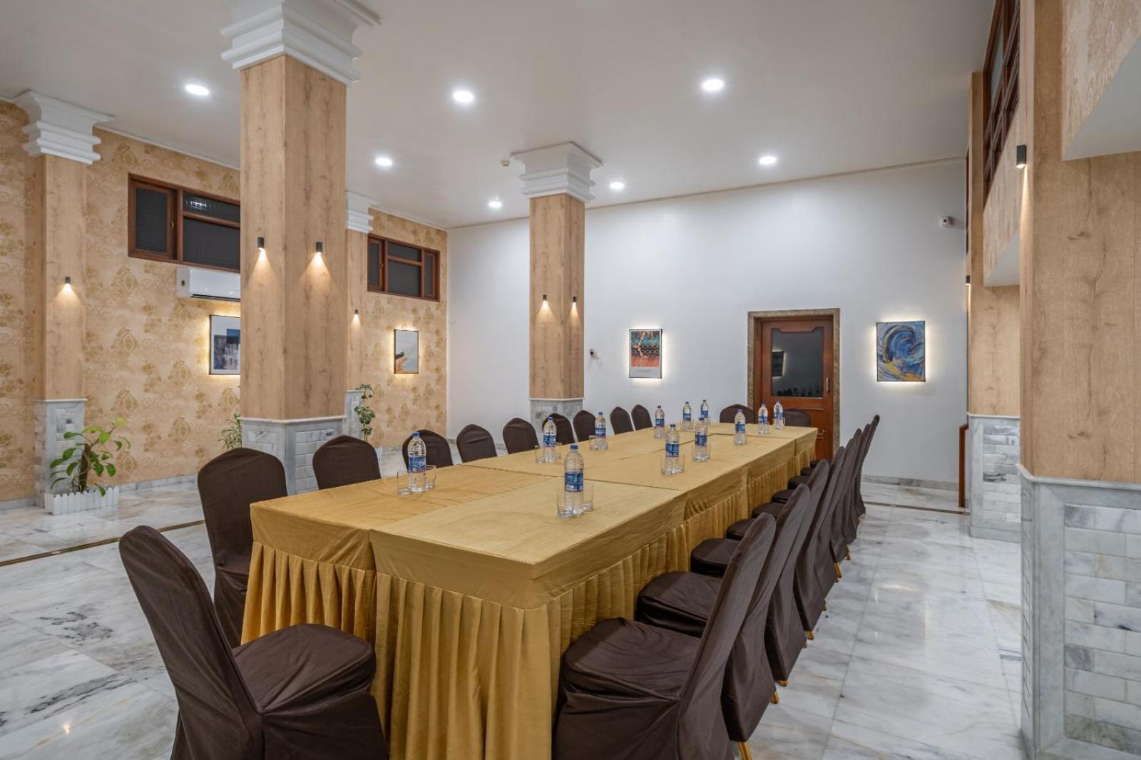 Hotel Apex Surat Buitenkant foto