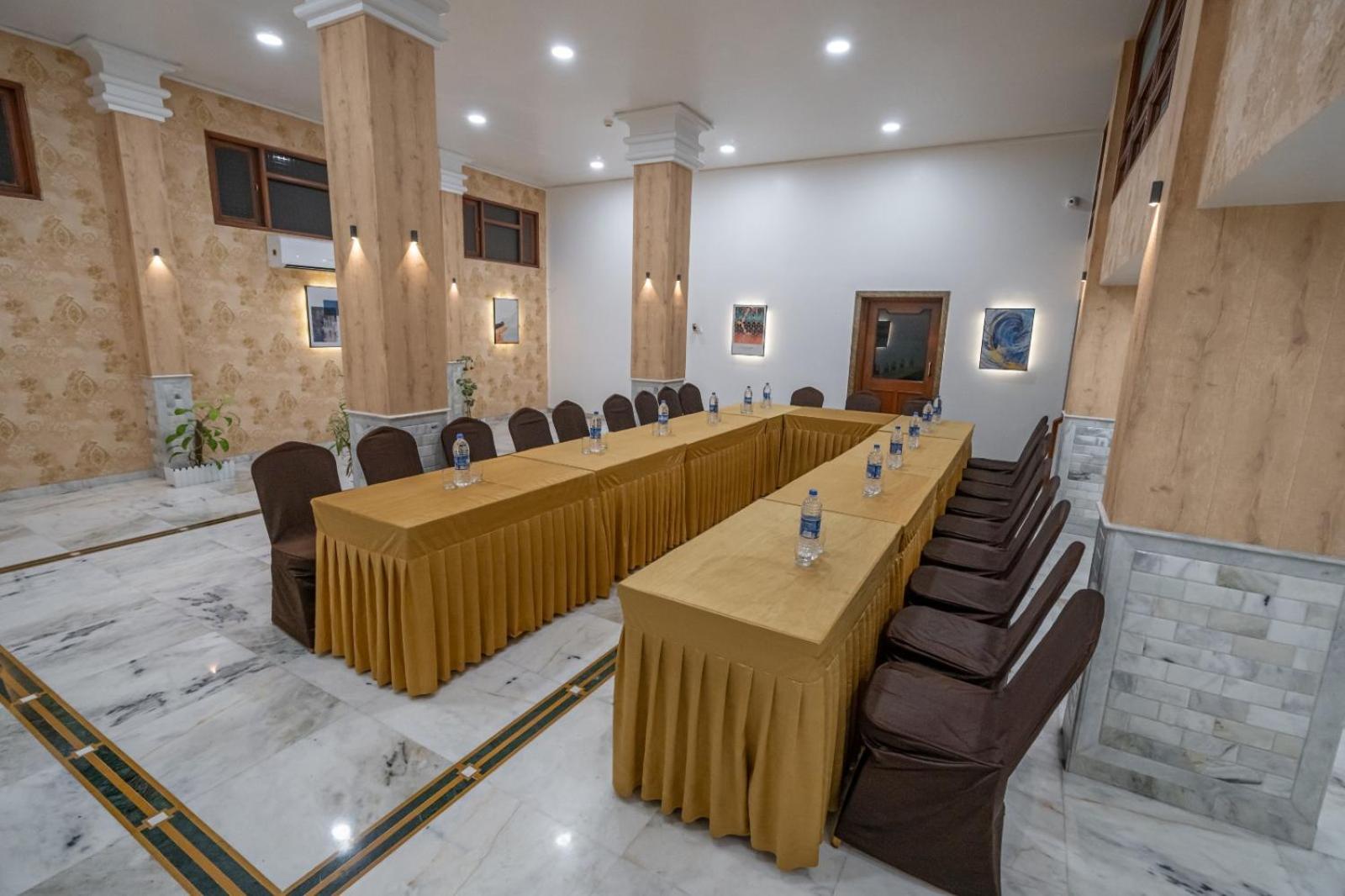 Hotel Apex Surat Buitenkant foto