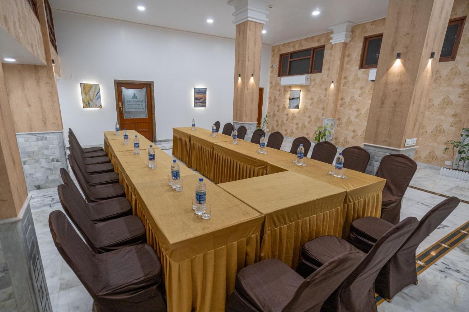 Hotel Apex Surat Buitenkant foto