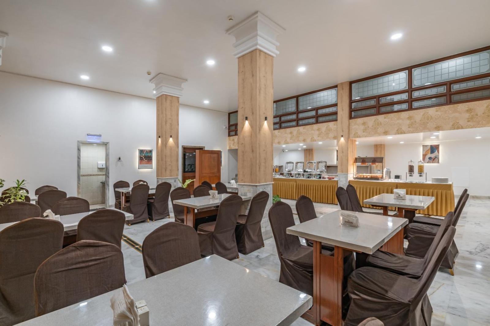 Hotel Apex Surat Buitenkant foto