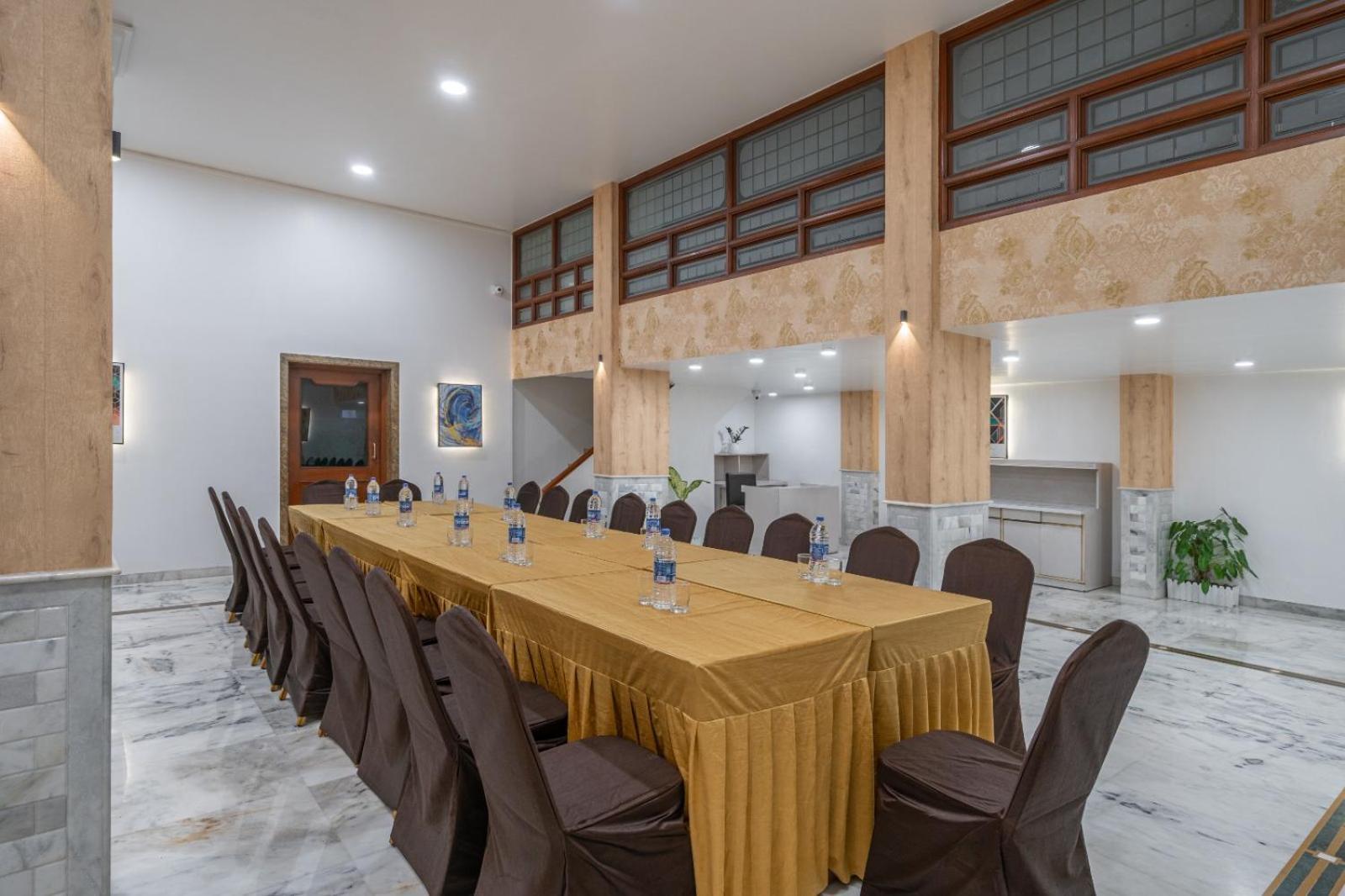 Hotel Apex Surat Buitenkant foto