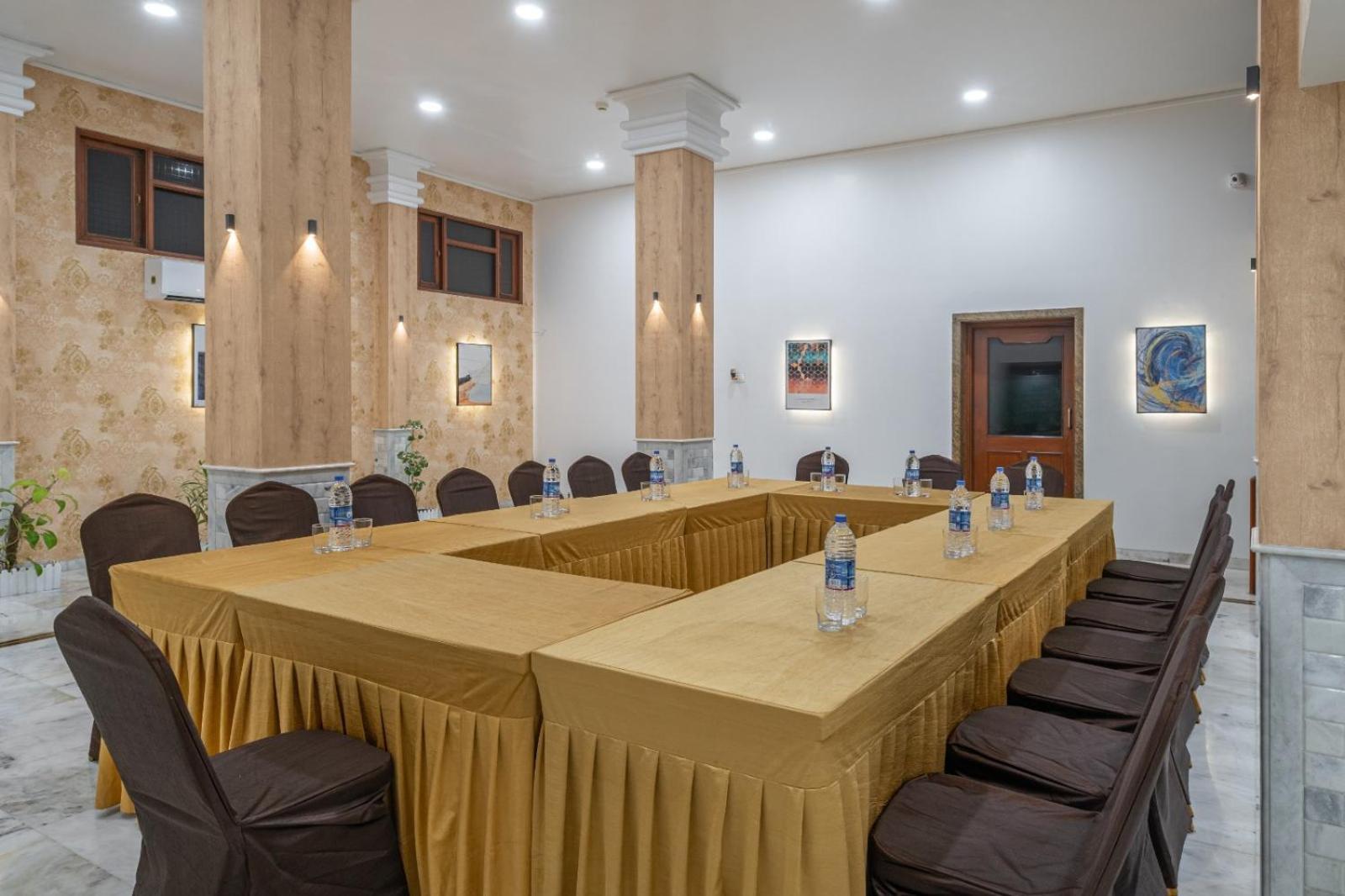 Hotel Apex Surat Buitenkant foto