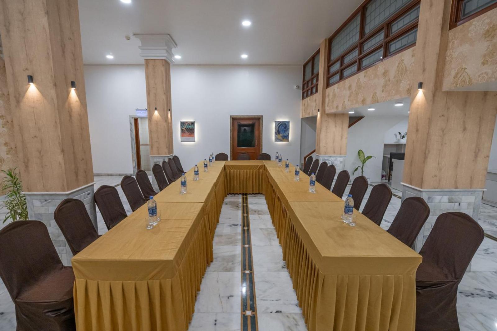 Hotel Apex Surat Buitenkant foto