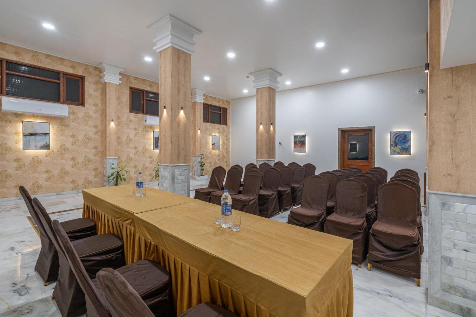 Hotel Apex Surat Buitenkant foto