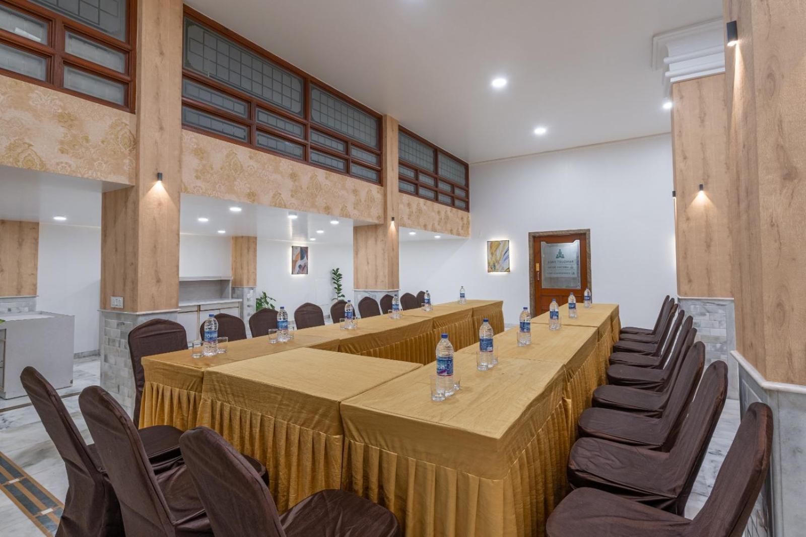 Hotel Apex Surat Buitenkant foto