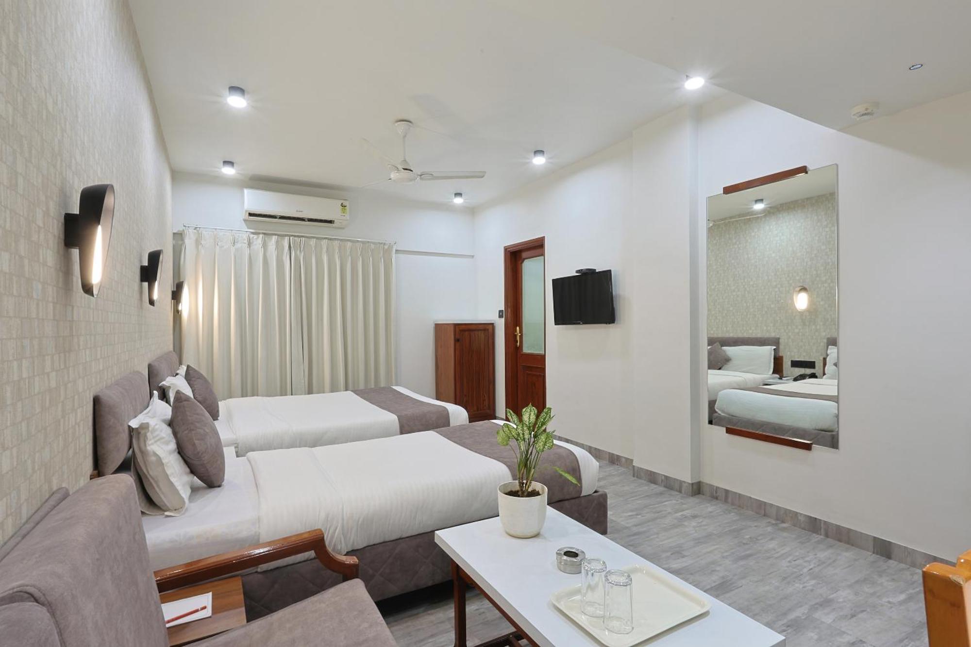 Hotel Apex Surat Buitenkant foto