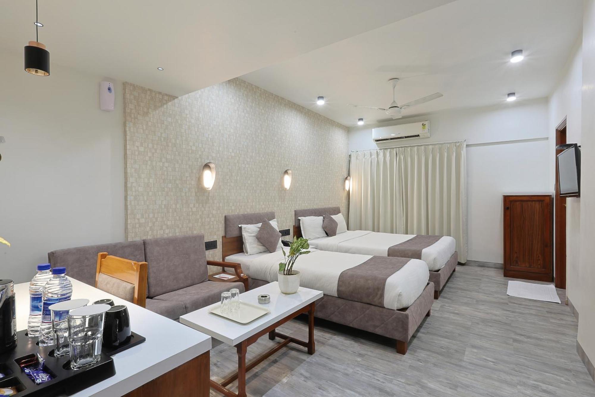 Hotel Apex Surat Buitenkant foto