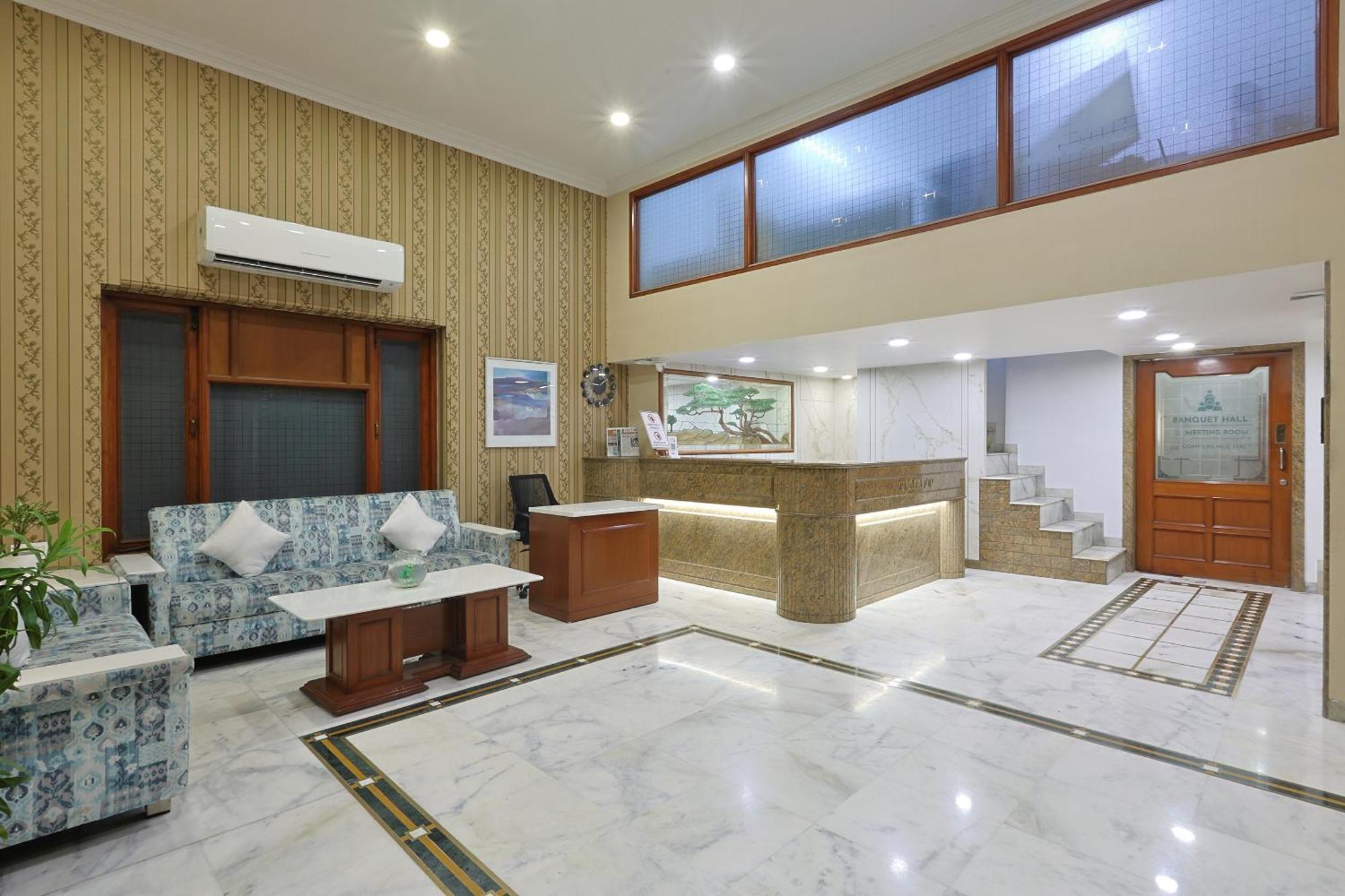 Hotel Apex Surat Buitenkant foto