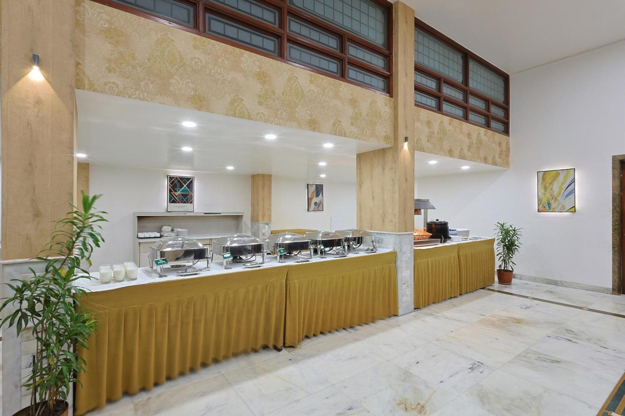 Hotel Apex Surat Buitenkant foto
