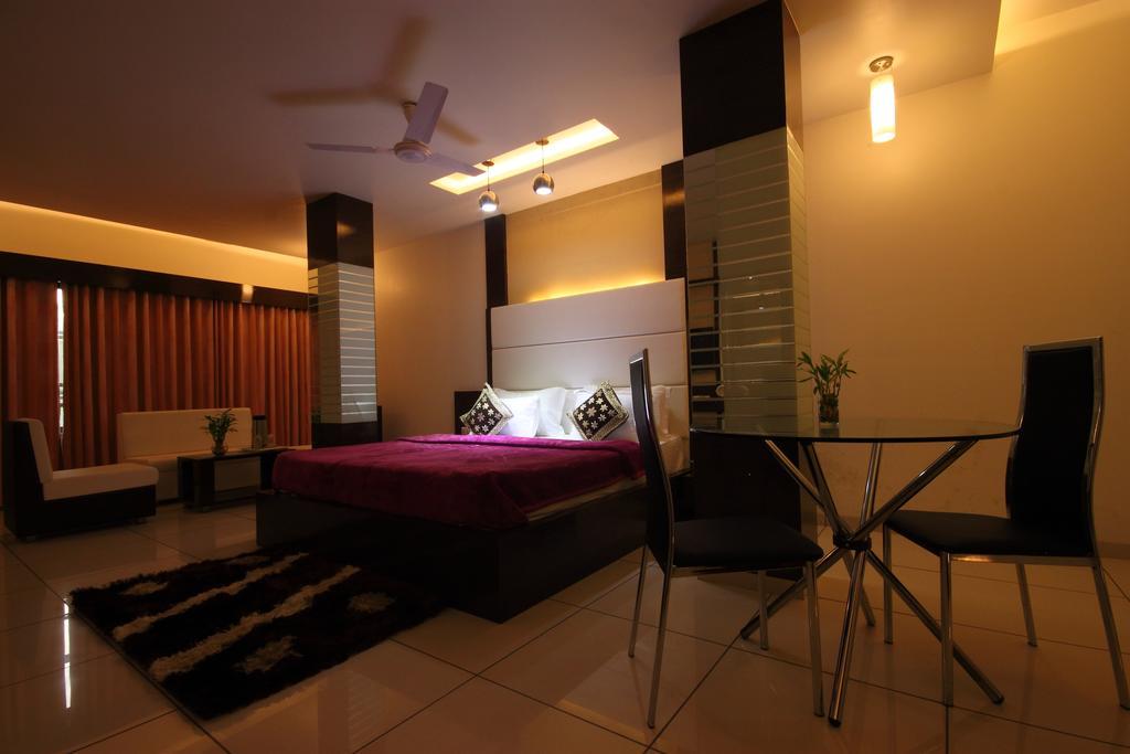 Hotel Apex Surat Kamer foto