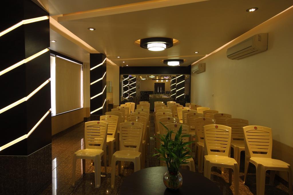 Hotel Apex Surat Buitenkant foto