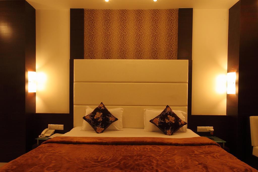 Hotel Apex Surat Kamer foto