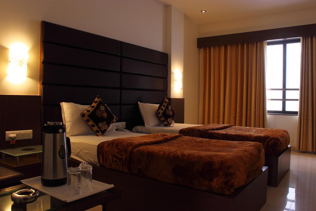 Hotel Apex Surat Buitenkant foto