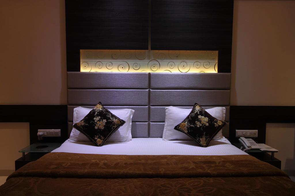 Hotel Apex Surat Kamer foto