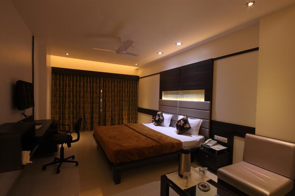 Hotel Apex Surat Kamer foto