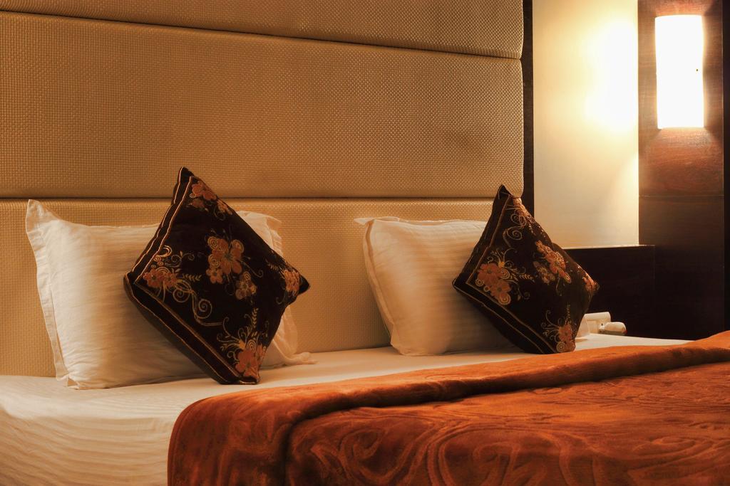 Hotel Apex Surat Kamer foto