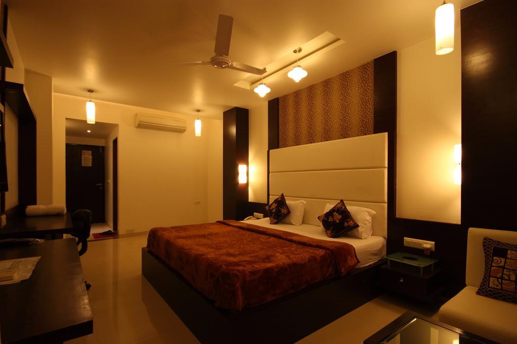Hotel Apex Surat Kamer foto