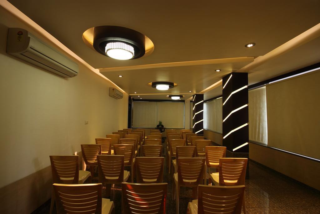 Hotel Apex Surat Buitenkant foto