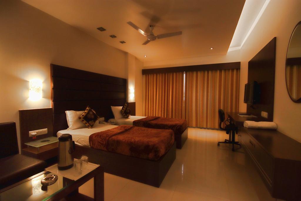 Hotel Apex Surat Buitenkant foto
