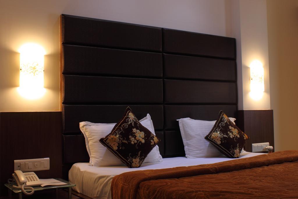 Hotel Apex Surat Kamer foto