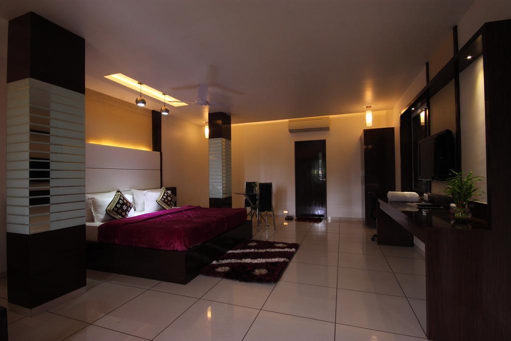 Hotel Apex Surat Kamer foto